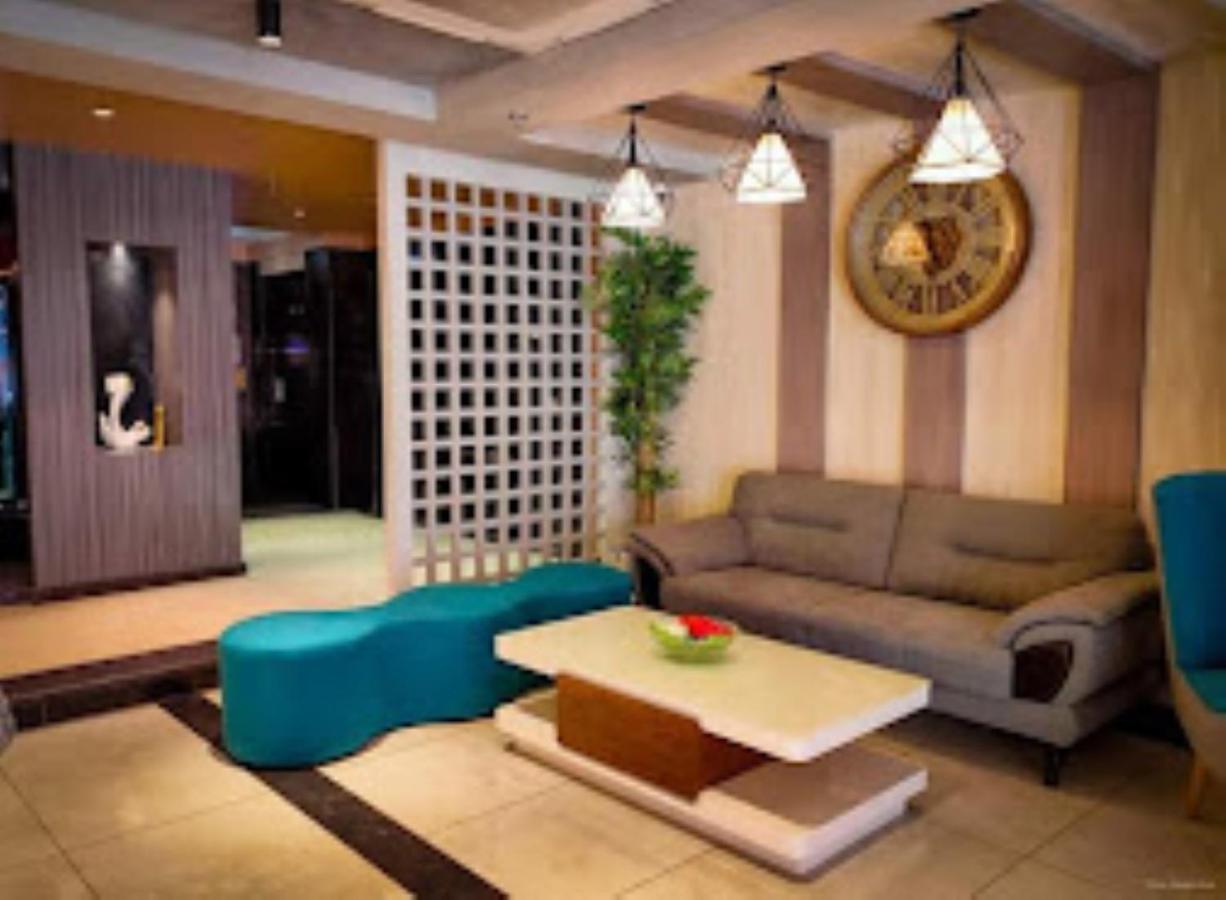 Hotel Raj Inn Бхубанешвар Екстериор снимка