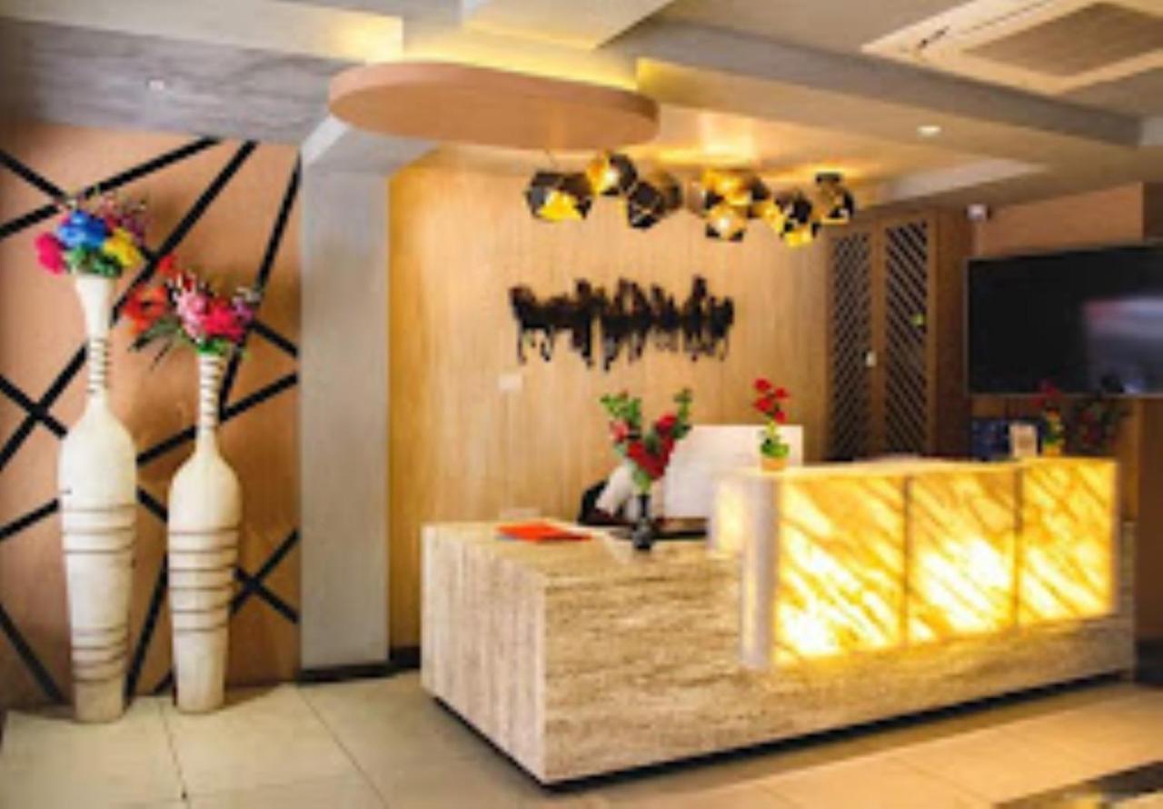 Hotel Raj Inn Бхубанешвар Екстериор снимка